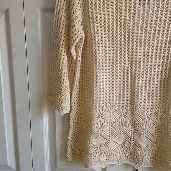 Light weight beige lace top size medium - Picture 2 of 10